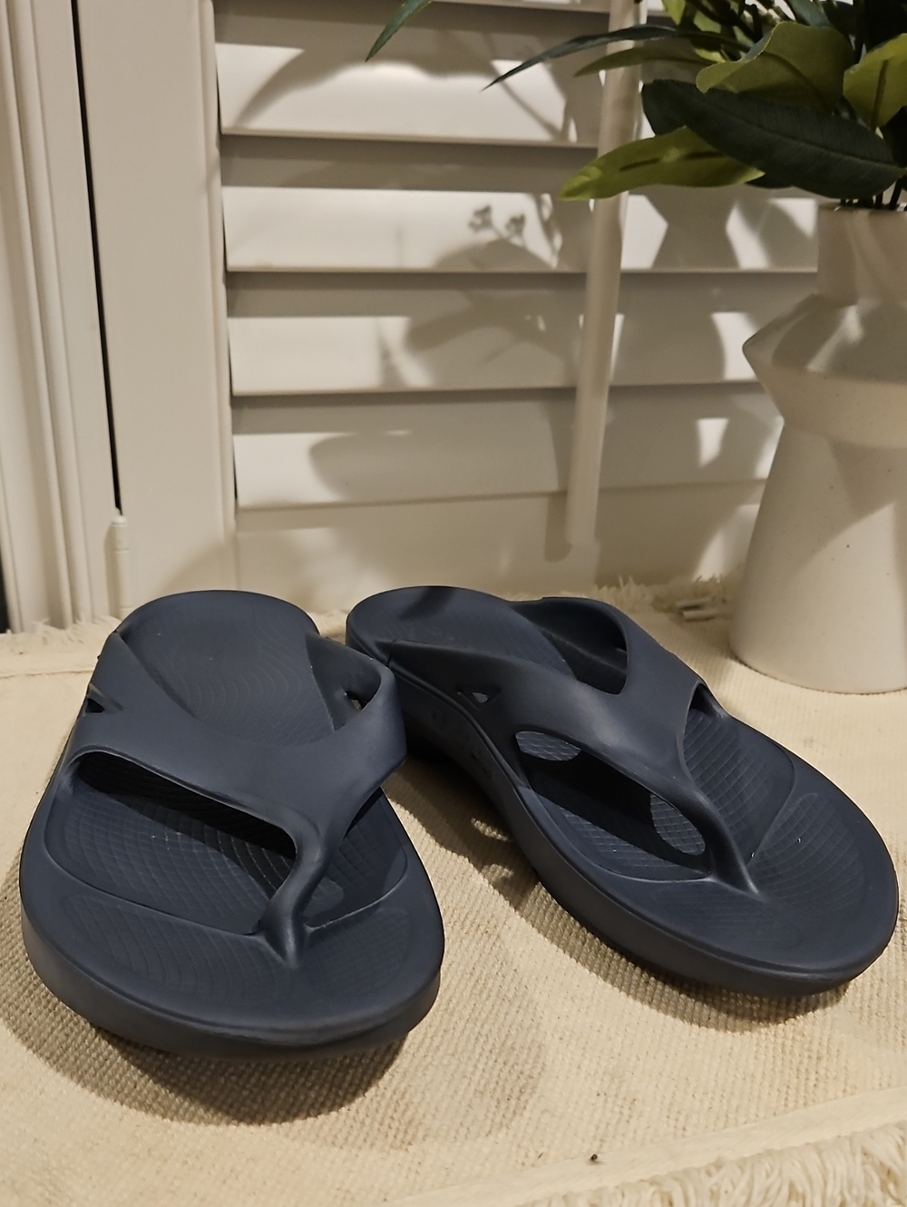OOFOS Navy Textured Foam Thong Sandal 0081
